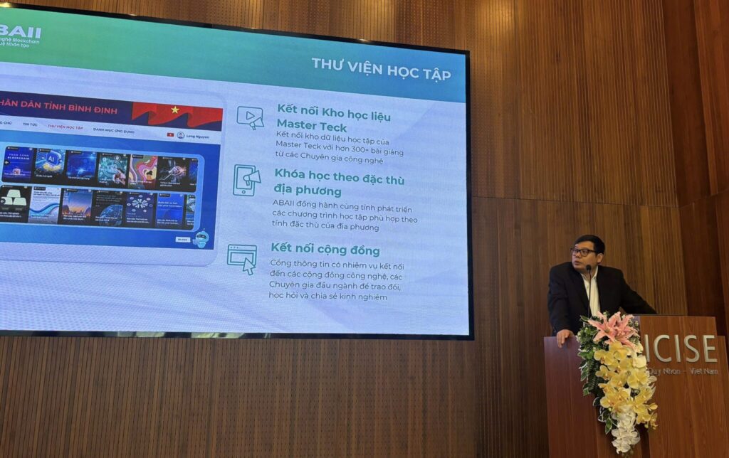 Mr. Nguyễn Đức Long introduced Generative AI and its potential in driving the digital economy in Bình Định.