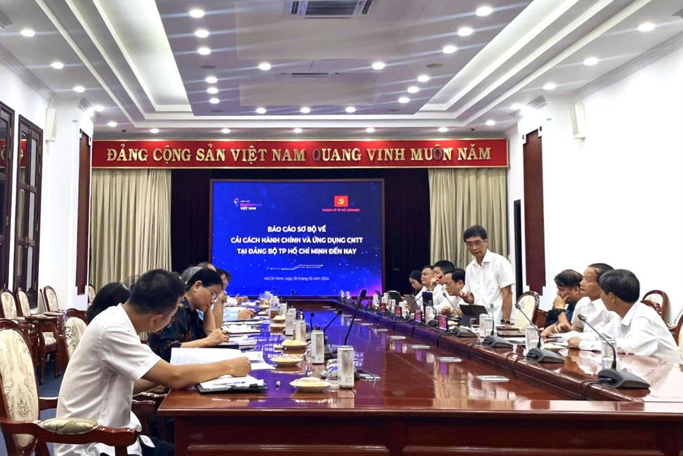 The Vietnam Blockchain Association held a working session at the Ho Chi Minh City Party Committee Office.