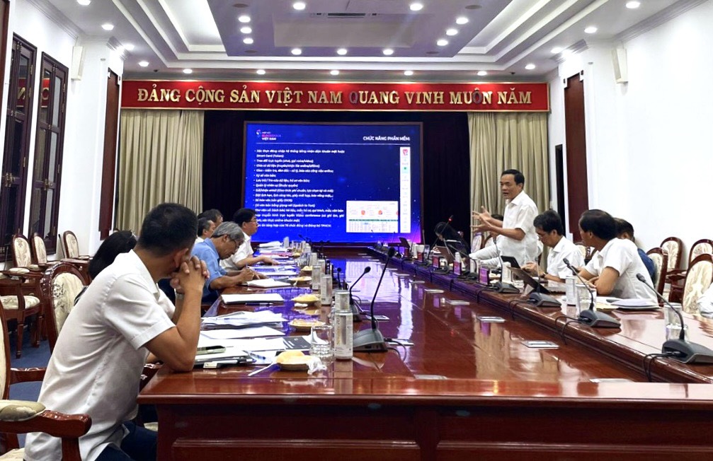 Lieutenant General Đặng Vũ Sơn, former Head of the Government Cipher Committee, presented key issues that need to be addressed.