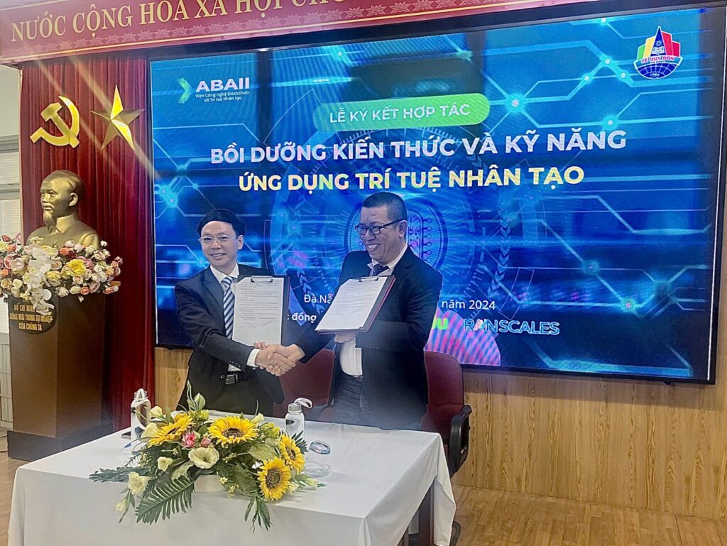 Mr. Lê Thanh Hải, Principal of Lê Quý Đôn High School (on the left), signed a Memorandum of Understanding with Mr. Trần Mạnh Huy, Deputy Director of ABAII Academy, to integrate AI into the general education curriculum.