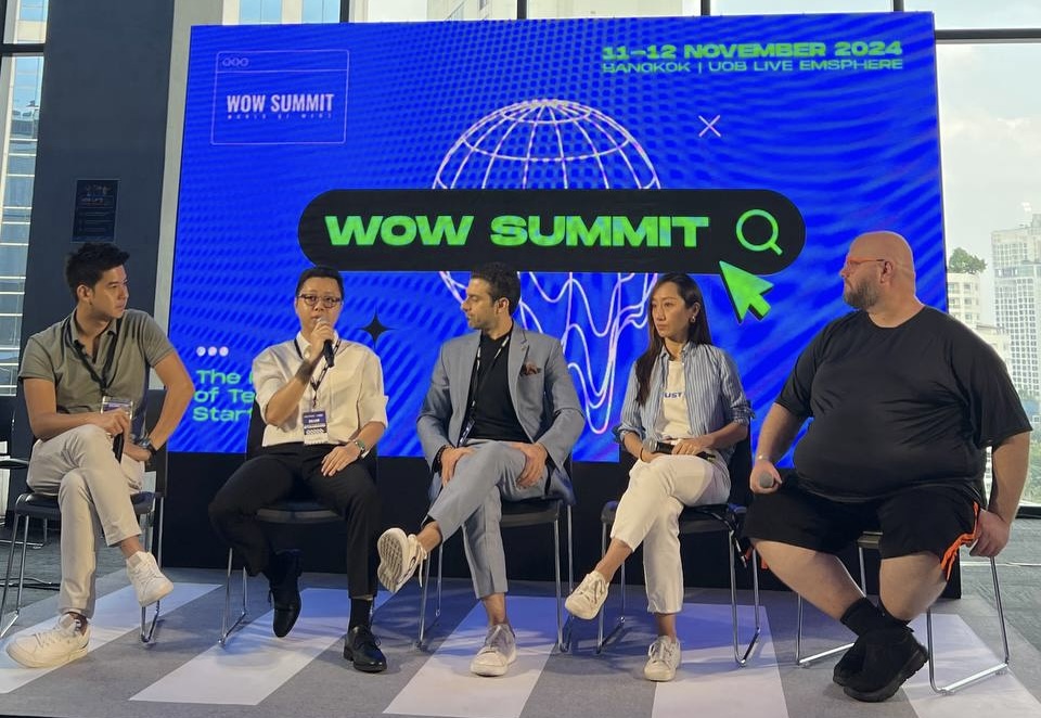 Mr. Trần Huyền Dinh (second from the left) with international speakers during the panel discussion on cross-border payments at the WOW Summit 2024 event