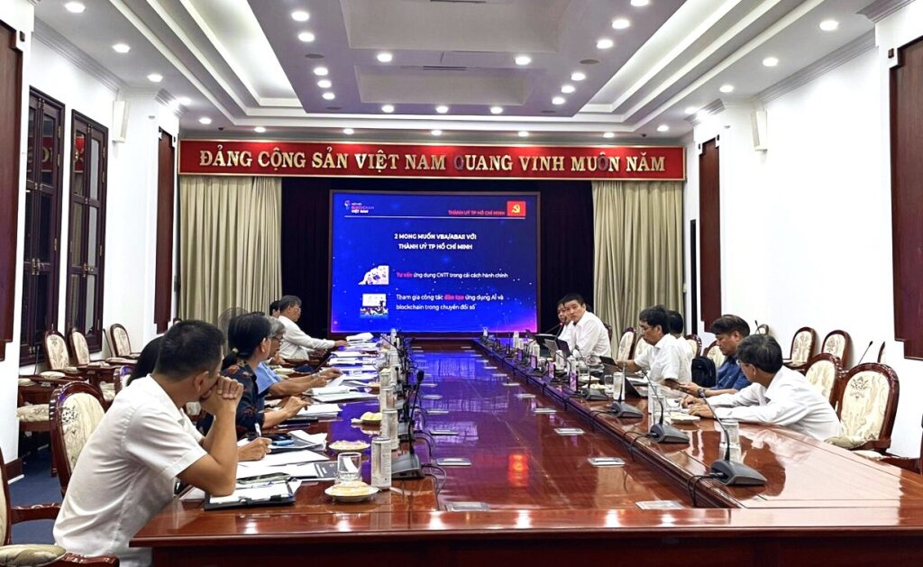 Mr. Phan Đức Trung, Executive Vice Chairman of VBA, emphasized the importance of collaboration in training with the Ho Chi Minh City Party Committee.