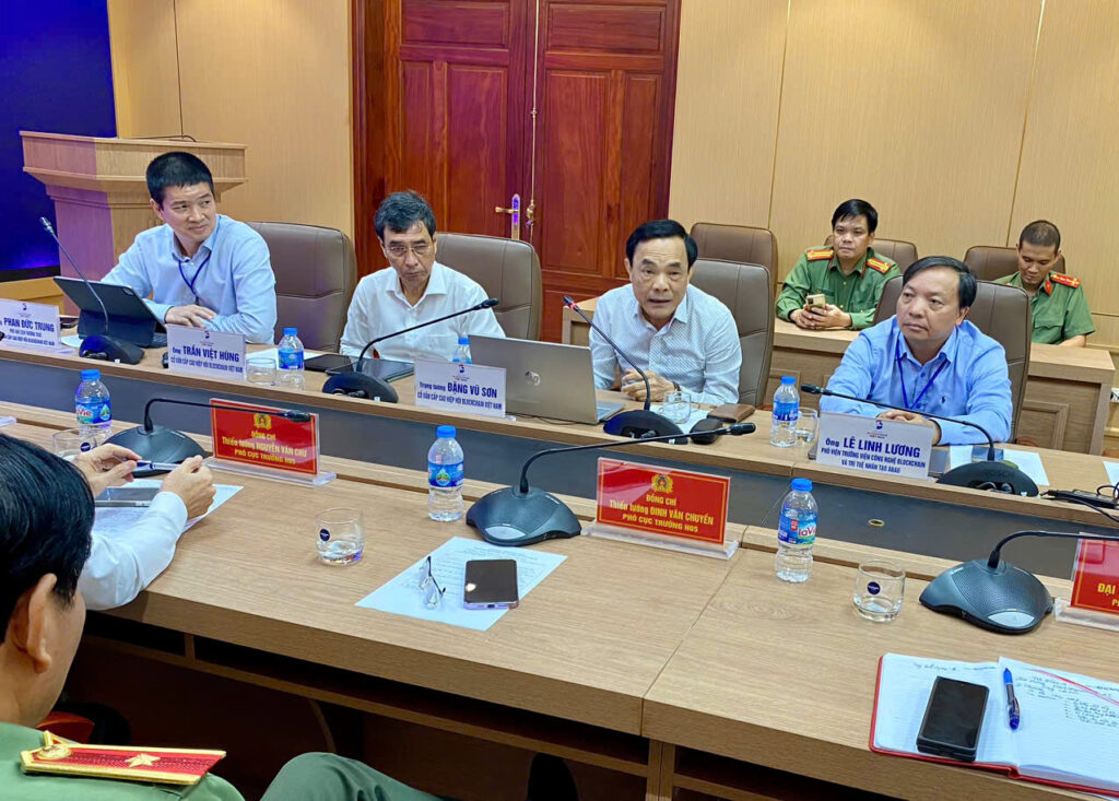 Lieutenant General Đặng Vũ Sơn, former Head of the Government Cipher Committee and Senior Advisor to the Vietnam Blockchain Association addressed several questions from officers and leaders of the Information Technology Department, Ministry of Public Security.