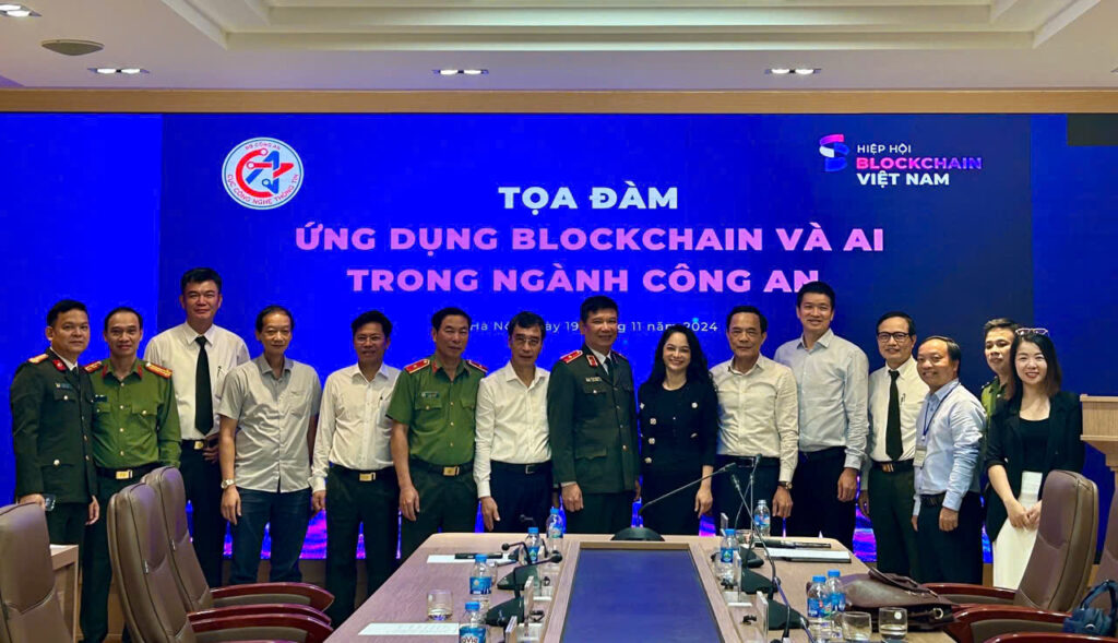 Leaders of the Vietnam Blockchain Association and the Information Technology Department of the Ministry of Public Security pose for a commemorative photo before concluding the seminar.