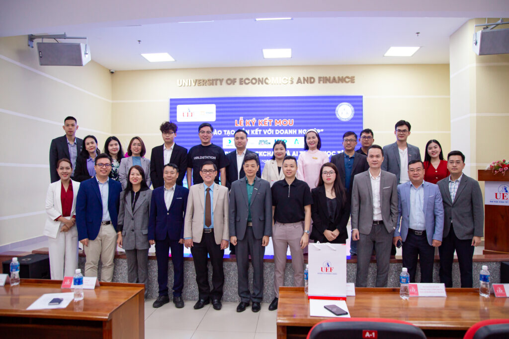 Faculty members, experts, and businesses at the MOU signing ceremony during the ABAII Unitour 17 event.