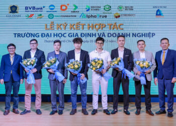 Các diễn giả và doanh nghiệp nhận hoa và thư cảm ơn từ Trường Đại học Gia Định