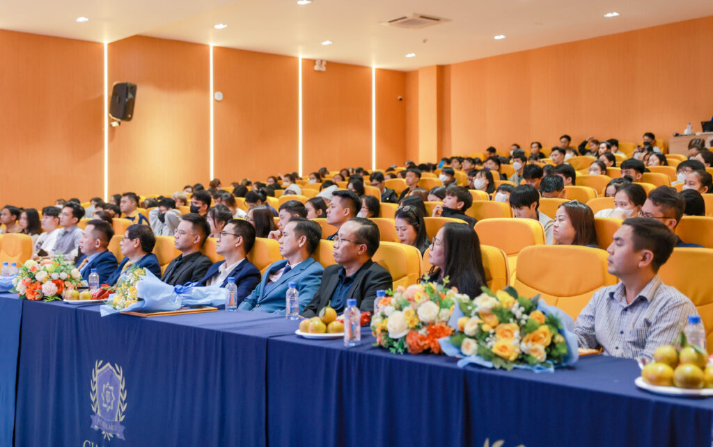 Hơn 300 sinh viên, giảng viên, chuyên gia và doanh nghiệp tham dự sự kiện ABAII Unitour 18