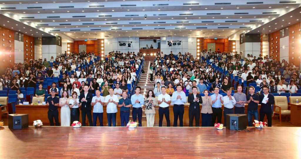 The 15th ABAII Unitour program attracted 1,000 students from the National Economics University.