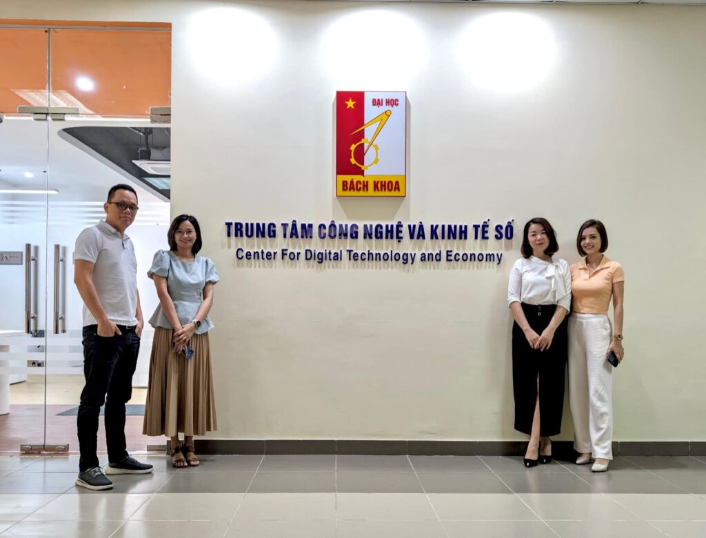 Representatives from both sides took a commemorative photo, capturing a memorable moment of collaboration between the ABAII Academy and the Digital Technology and Economics Center of Hanoi University of Science and Technology.