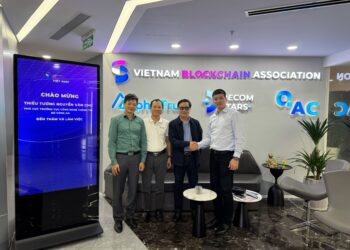 Thiếu tướng Nguyễn Văn Chư, Phó Cục trưởng Cục Công nghệ Thông tin (vị trí thứ 2 từ phải qua), cùng lãnh đạo Hiệp hội Blockchain Việt Nam trao đổi tại buổi làm việc tại văn phòng