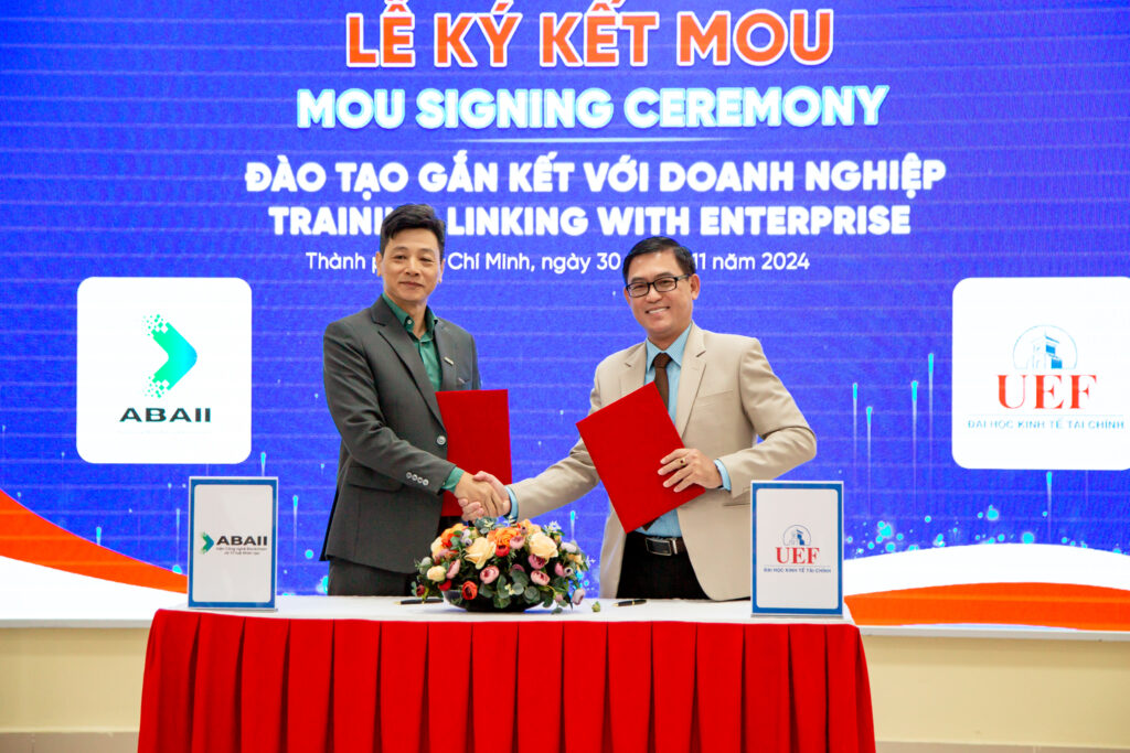 Mr. Đào Trung Thành, the representative of the ABAII Academy, signed a Memorandum of Understanding (MOU) with Dr. Nhan Cẩm Trí, a representative of UEF University.