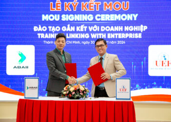 Ông Đào Trung Thành (trái), đại diện Viện ABAII ký kết Biên bản Ghi nhớ (MOU) với TS. Nhan Cẩm Trí, đại diện Trường UEF