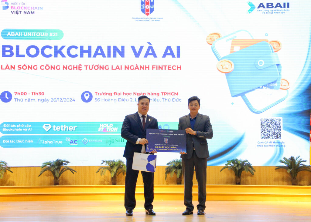 Ông Đào Trung Thành đại diện Viện ABAII trao tặng 30 suất học bổng cho Trường Đại học Ngân hàng TPHCM