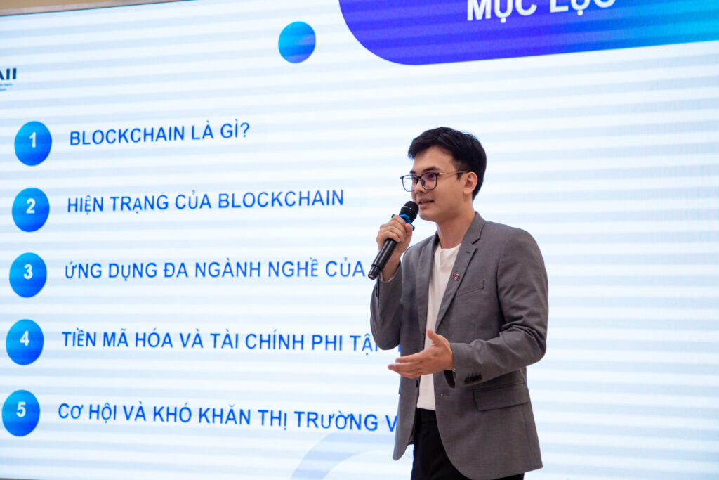 Mr. Lê Anh Quốc presented on the strong development of the cryptocurrency market in Vietnam.