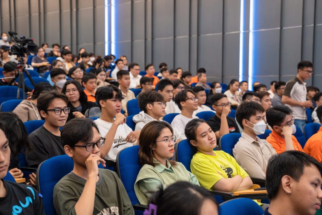 FPT University Can Tho students attentively listened to the speakers' presentations.