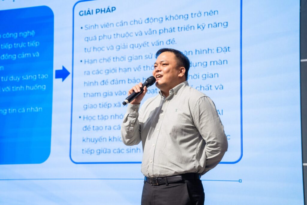 Mr. Hàng Minh Lợi, Director of the AI Innovation Center, emphasized the practical benefits of AI for students in their learning and research processes.