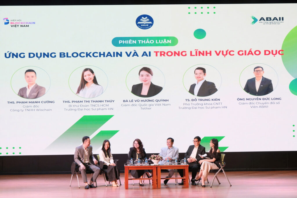 Các chuyên gia cùng tham gia phiên thảo luận mở với chủ đề “Ứng dụng Blockchain và AI trong lĩnh vực giáo dục”