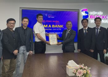 Ông Phan Đức Trung, Chủ tịch VBA trao chứng nhận hội viên cho ông Nguyễn Vĩnh Tuyên, Phó Tổng Giám đốc, Nam A Bank