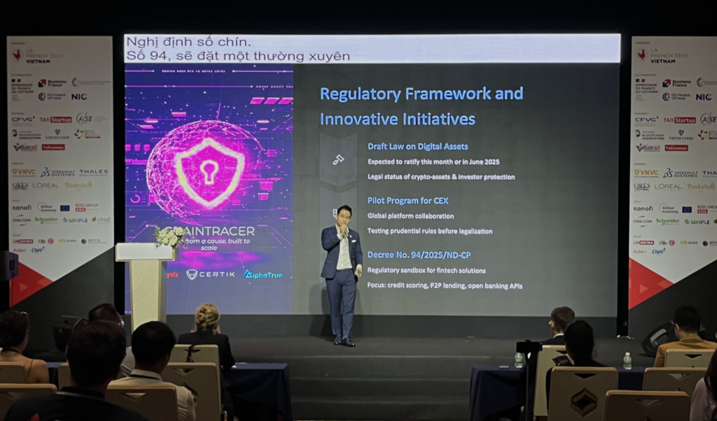 Ông Nguyễn Trần Minh Quân chia sẻ về ChainTracer - chương trình phát hiện, truy vết các dự án có dấu hiệu gian lận và lừa đảo về tài sản mã hoá và khung pháp lý tài sản mã hoá tại sự kiện.