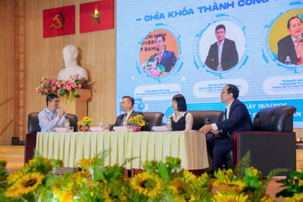 ng Phan Đức Trung thảo luận cùng các diễn giả tại tọa đàm “Nhân lực số - Chìa khóa thành công trong kỷ nguyên AI”