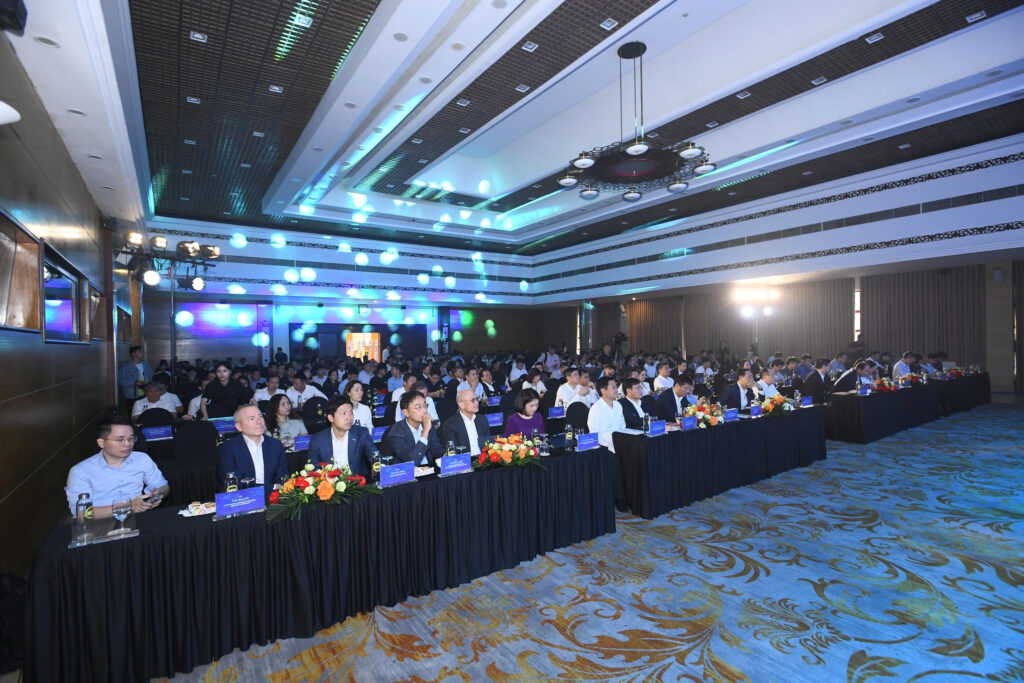 Toàn cảnh Lễ ra mắt Công ty 1Matrix và công bố cuộc thi VietChain Talents 2025, với sự tham dự của đại diện các cơ quan quản lý, chuyên gia công nghệ, doanh nghiệp và trường đại học trên toàn quốc.