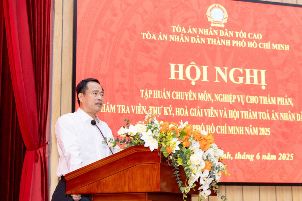 Ông Lê Thanh Phong, Chánh án Tòa án nhân dân TPHCM phát biểu tại hội nghị.