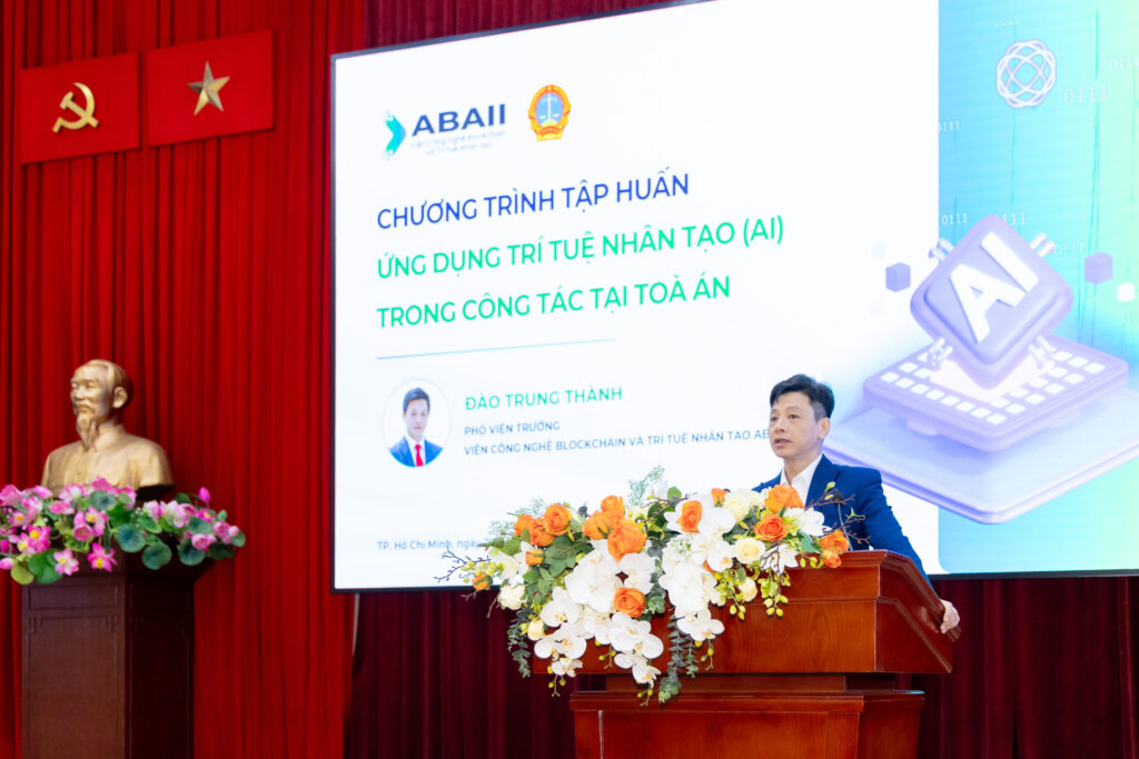 Ông Đào Trung Thành, Phó Viện trưởng Viện ABAII, chia sẻ về ứng dụng trí tuệ nhân tạo trong lĩnh vực tư pháp tại chương trình tập huấn