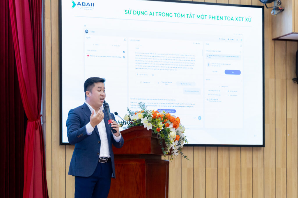 Ông Đỗ Văn Minh, Giám đốc Quan hệ khách hàng khu vực miền Nam Viện ABAII, hướng dẫn cách ứng dụng AI trong nghiệp vụ pháp lý tại chương trình