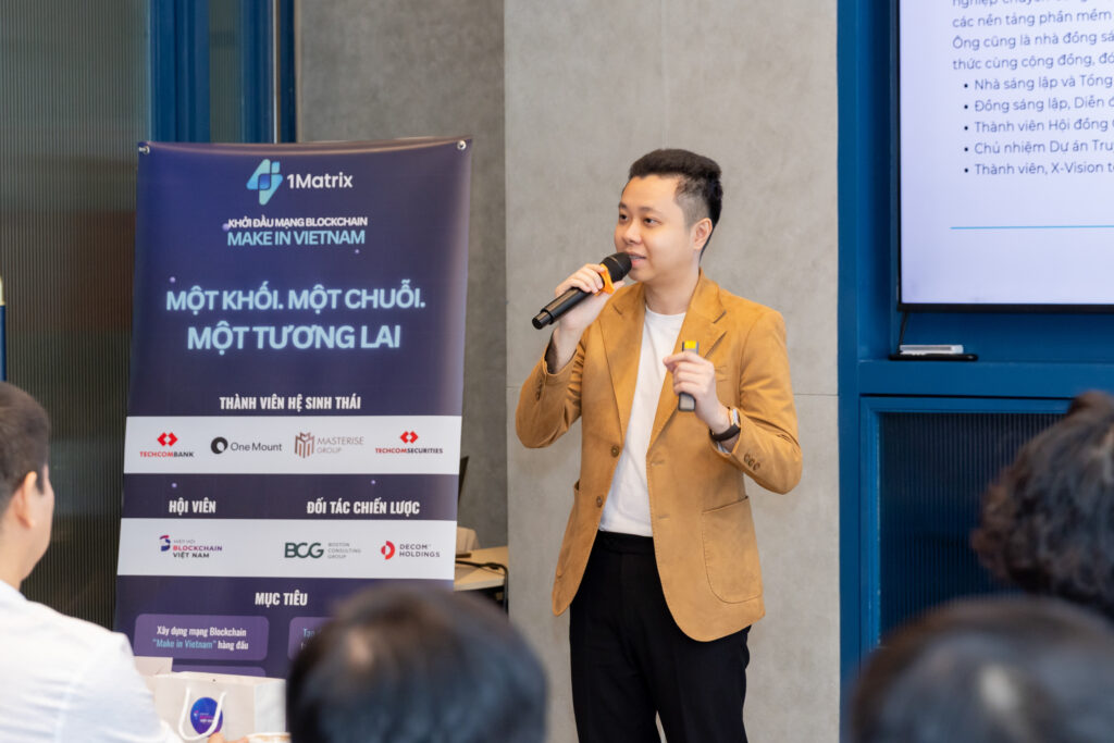 Ông Trần Huyền Dinh trình bày về các hình thức lừa đảo tài sản mã hoá phổ biến và vai trò của báo chí trong công tác cảnh báo sớm