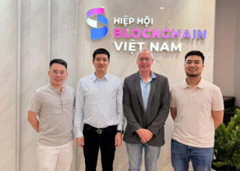 Ông Matthew White (thứ hai từ phải sang), Giám đốc Điều hành ONUS, trong buổi làm việc tại Văn phòng Hiệp hội Blockchain Việt Nam.