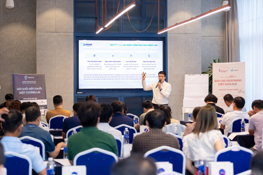 Ông Phan Đức Trung, Chủ tịch Hiệp hội Blockchain Việt Nam, Chủ tịch HĐQT Công ty 1Matrix phát biểu tại buổi tập huấn
