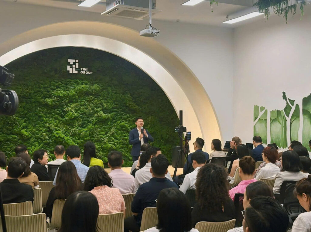 em lấy ảnh này, chú thích là Đội ngũ TINI Group tại một sự kiện kết nối, thể hiện cam kết đồng hành cùng cộng đồng trong chiến lược ứng dụng công nghệ và chuyển đổi số.