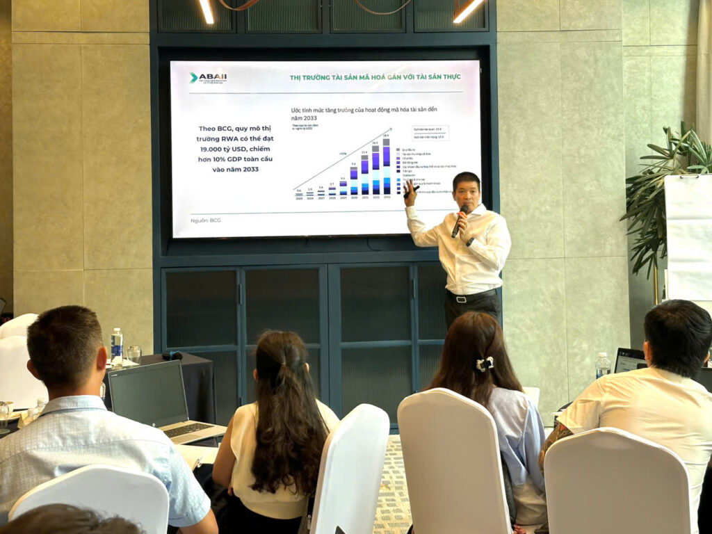 Ông Phan Đức Trung, Chủ tịch Hiệp hội Blockchain Việt Nam, Viện trưởng Viện ABAII, chia sẻ về cơ chế quản lý tài sản mã hóa tại khóa học ở TP.HCM.
