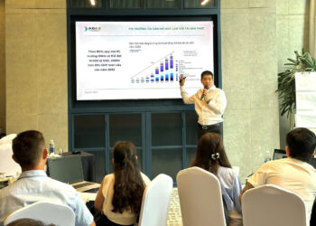 Ông Phan Đức Trung, Chủ tịch Hiệp hội Blockchain Việt Nam, Viện trưởng Viện ABAII, chia sẻ về cơ chế quản lý tài sản mã hóa tại khóa học ở TP.HCM.