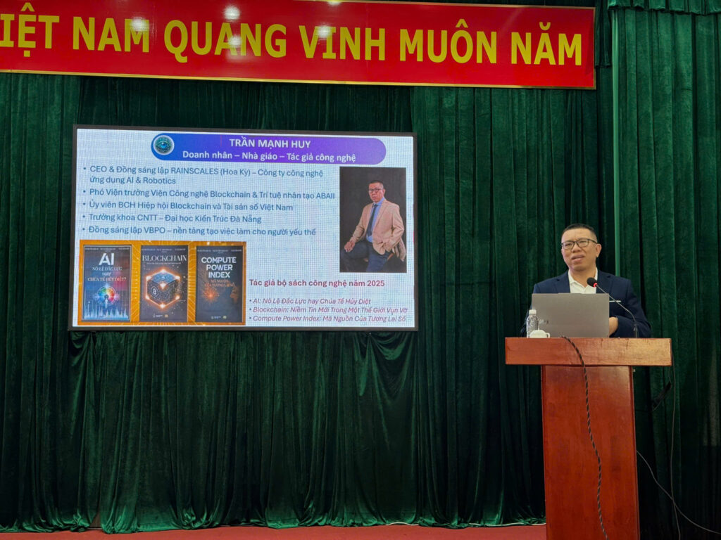 PGS.TS. Trần Mạnh Huy, Phó Viện trưởng Viện ABAII, báo cáo viên chính của chương trình, trực tiếp hướng dẫn cán bộ thực hành các tình huống ứng dụng ChatGPT trong soạn thảo văn bản và tối ưu quy trình văn phòng.