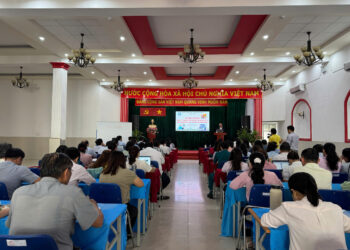 Toàn cảnh buổi tập huấn “Tăng hiệu suất công việc văn phòng nhờ AI - Ứng dụng ChatGPT thực chiến” do Viện ABAII phối hợp phường Gia Định tổ chức, với sự tham dự của hơn 200 cán bộ và đại diện các cơ quan liên quan.