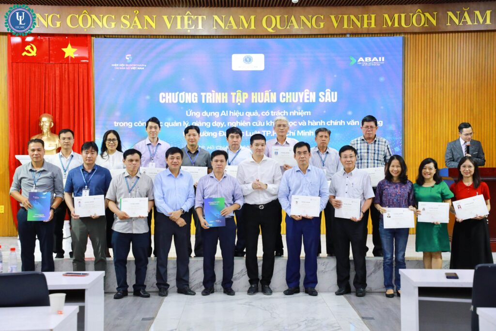 Ông Phan Đức Trung trao chứng nhận hoàn thành chương trình tập huấn cho lãnh đạo Trường Đại học Luật TP.HCM.
