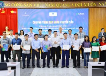 Ông Phan Đức Trung trao chứng nhận hoàn thành chương trình tập huấn cho lãnh đạo Trường Đại học Luật TP.HCM.