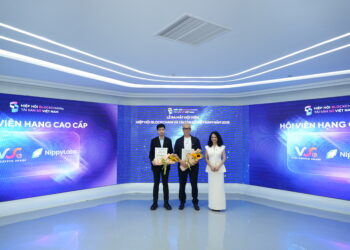 Bà Nguyễn Vân Hiền, Phó Chủ tịch kiêm Tổng thư ký VBA trao chứng nhận Hội viên chính thứ Hạng Cao cấp cho Viet Crypto Share (VCSh) và Nippylabs tại Lễ ra mắt Hội viên vào tháng 7/2025.