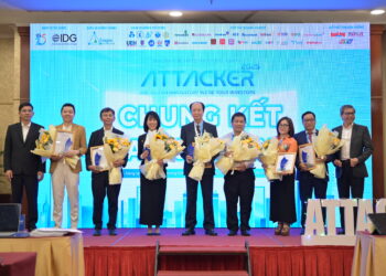 Thành viên hội đồng giám khảo nhận hoa và thư cảm ơn từ Trường Đại học Kinh tế - Luật.