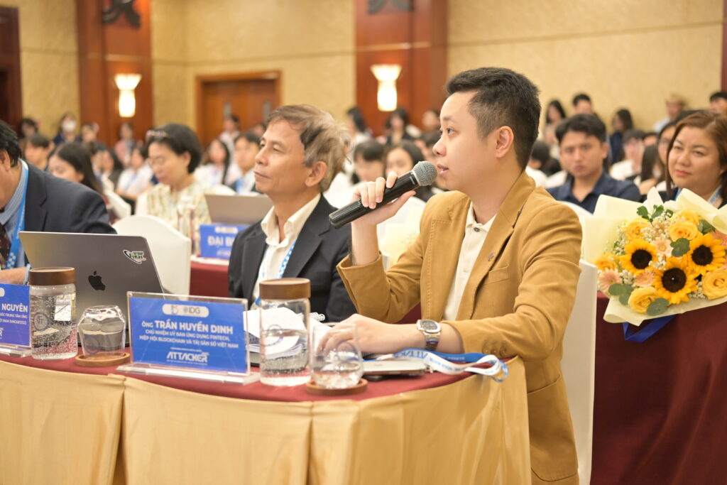 Ông Trần Huyền Dinh, Chủ nhiệm Ủy ban Ứng dụng Fintech VBA, thành viên Hội đồng Giám khảo đưa ra nhận xét về phần thi của các đội tại Chung kết ATTACKER 2025.  