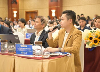 Ông Trần Huyền Dinh, Chủ nhiệm Ủy ban Ứng dụng Fintech VBA, thành viên Hội đồng Giám khảo đưa ra nhận xét về phần thi của các đội tại Chung kết ATTACKER 2025.