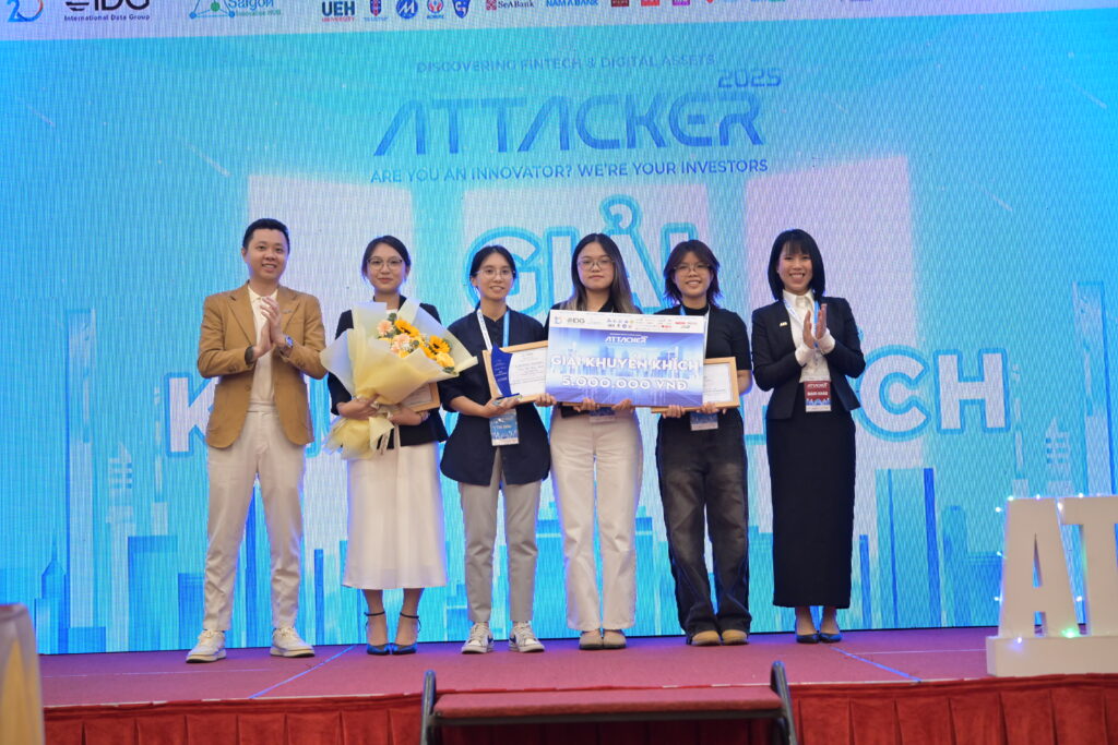 Ông Trần Huyền Dinh và bà Chu Hồng Hạnh trao giải Khuyến khích cho các đội tại Chung kết ATTACKER 2025.