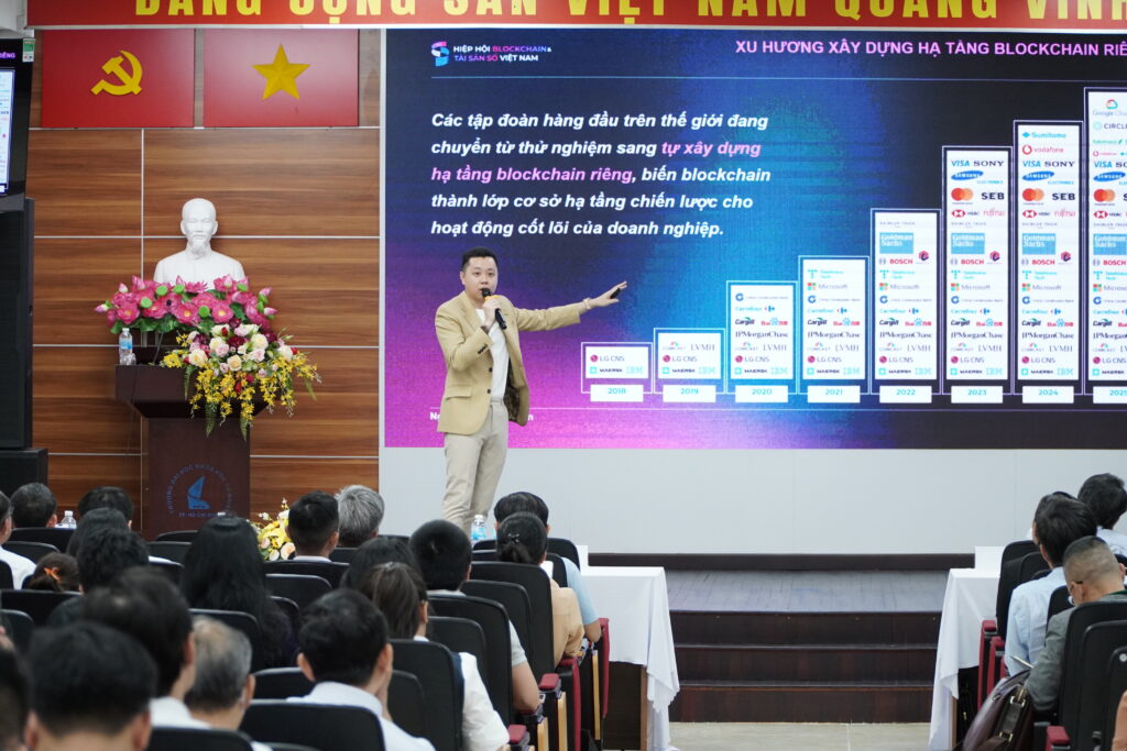 Ông Trần Huyền Dinh, Chủ nhiệm Ủy ban Ứng dụng Fintech, Hiệp hội Blockchain và Tài sản số Việt Nam (VBA), trình bày tham luận về blockchain và tài sản mã hoá.