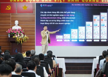 Ông Trần Huyền Dinh, Chủ nhiệm Ủy ban Ứng dụng Fintech, Hiệp hội Blockchain và Tài sản số Việt Nam (VBA), trình bày tham luận về blockchain và tài sản mã hoá.