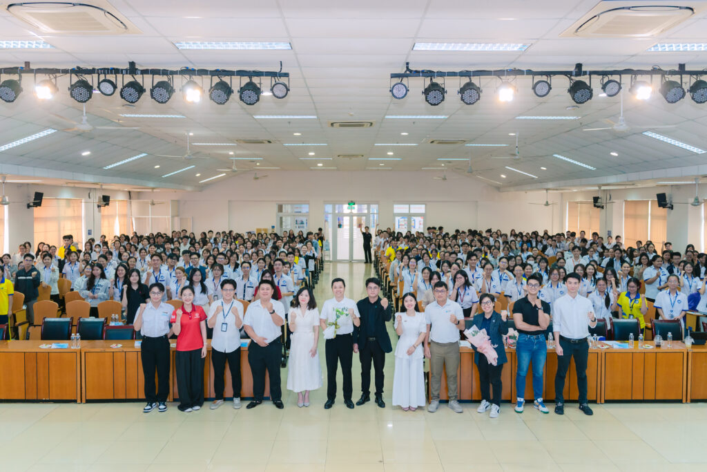 Toàn cảnh hơn 500 sinh viên, giảng viên và chuyên gia tham dự chương tr