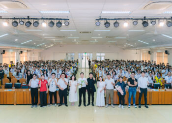 Toàn cảnh hơn 500 sinh viên, giảng viên và chuyên gia tham dự chương tr