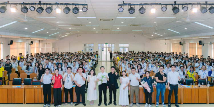 Toàn cảnh hơn 500 sinh viên, giảng viên và chuyên gia tham dự chương tr