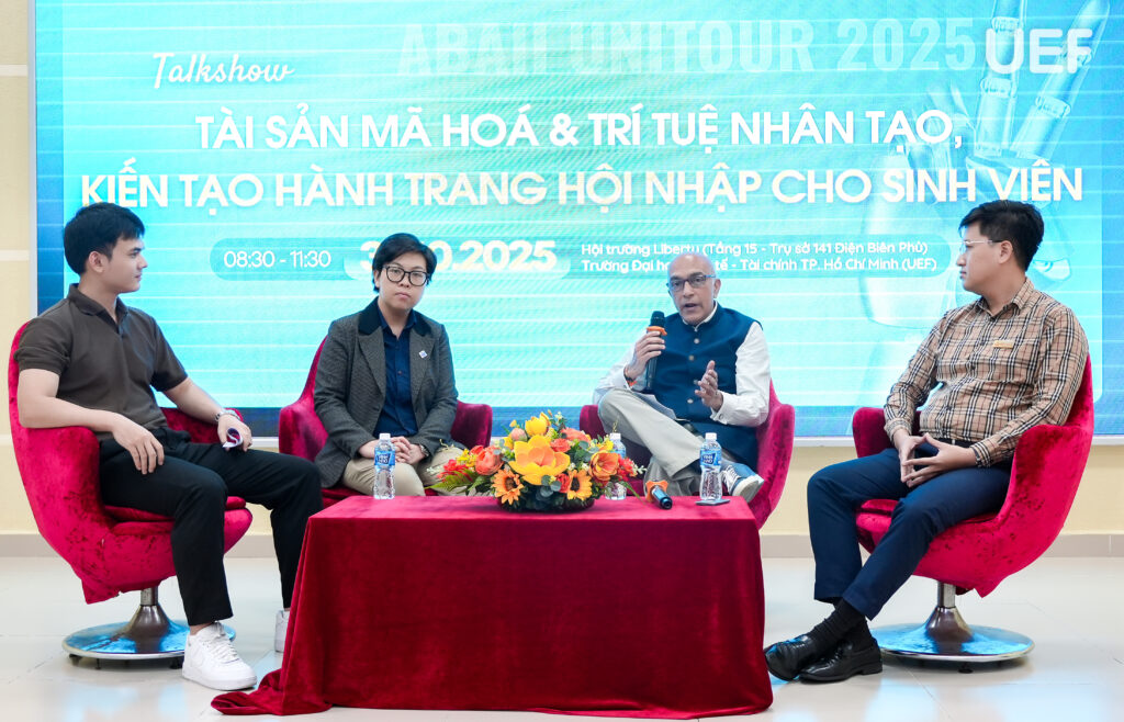 Các diễn giả tham gia phiên thảo luận “Hành trang số cho sinh viên - Bản lĩnh vững vàng trong thời đại mới”, trao đổi về cơ hội, kỹ năng và tư duy hội nhập trong kỷ nguyên Blockchain và AI.