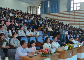 Hơn 500 sinh viên Trường Đại học Đà Lạt tham dự chương trình ABAII Unitour 2025 với chủ đề “Kỷ nguyên tài sản số - Xu hướng và động lực cho tương lai”.